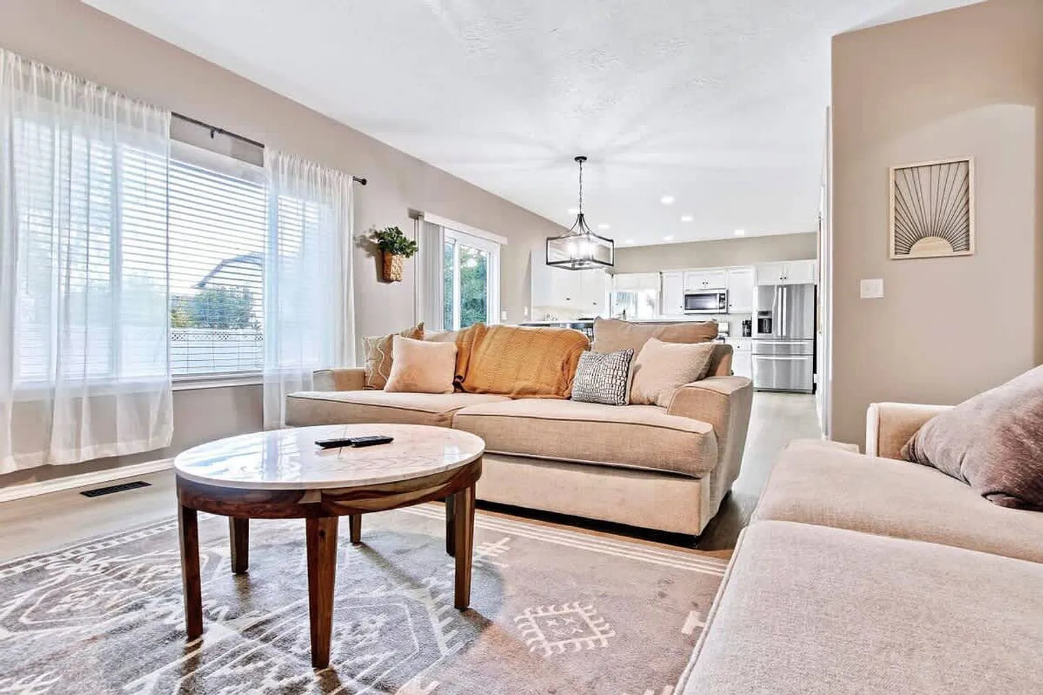 4 bed, 2.0 bath, 742 sqft, $7,101 — Photo 4