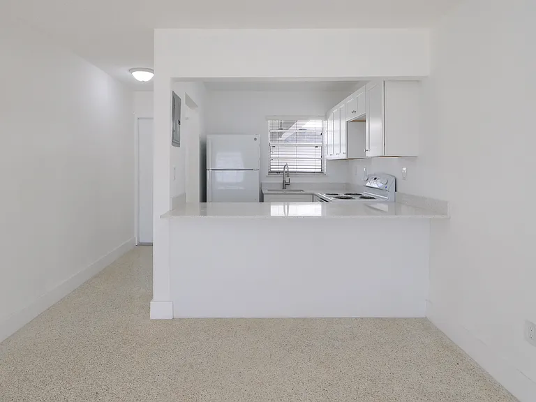 405 W 11th St #12 — Photo 9