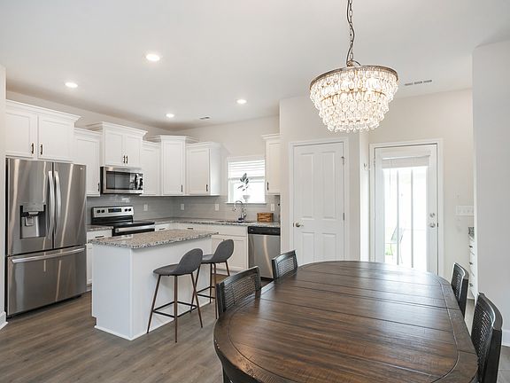 5th image of 817 Goswell Dr