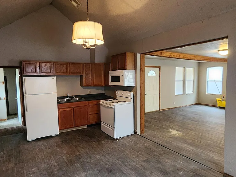 2120 Houston Ave — Photo 8