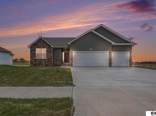 6851 Stony Point Dr, Papillion, NE 68133