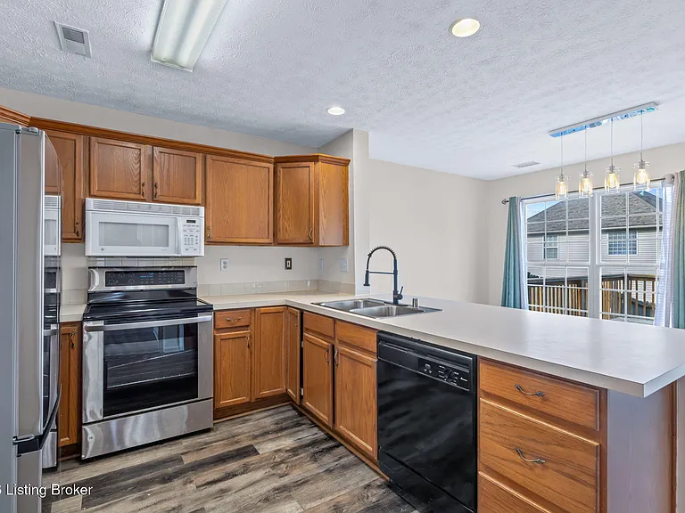 5001 Middlesex Dr — Photo 3