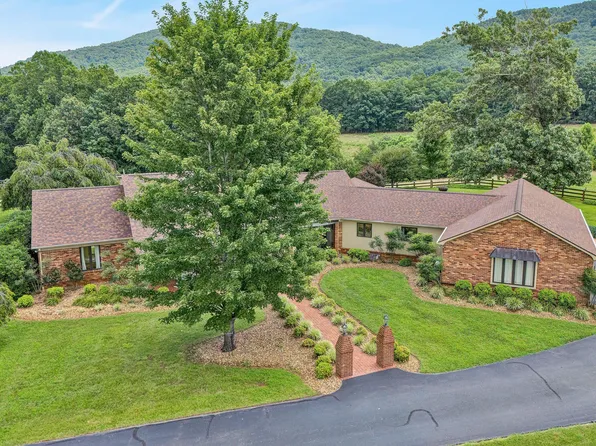 270 Parkside Ln, Rocky Mount, VA 24151