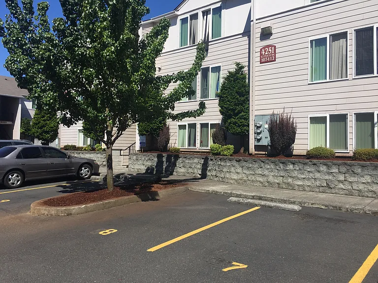 Evergreen Place Apartments — Photo 3