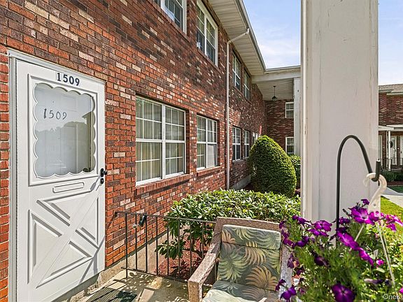 3rd image of 276 Temple Hill Road #1509