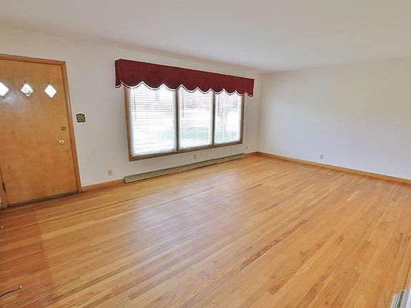 2nd image of 2999 Maple Ave
