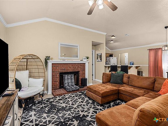 4th image of 305 W Blancas Dr
