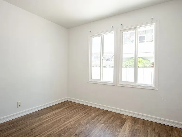 320 G St — Photo 5