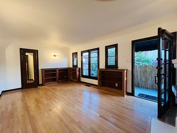 Living room (photo 1)