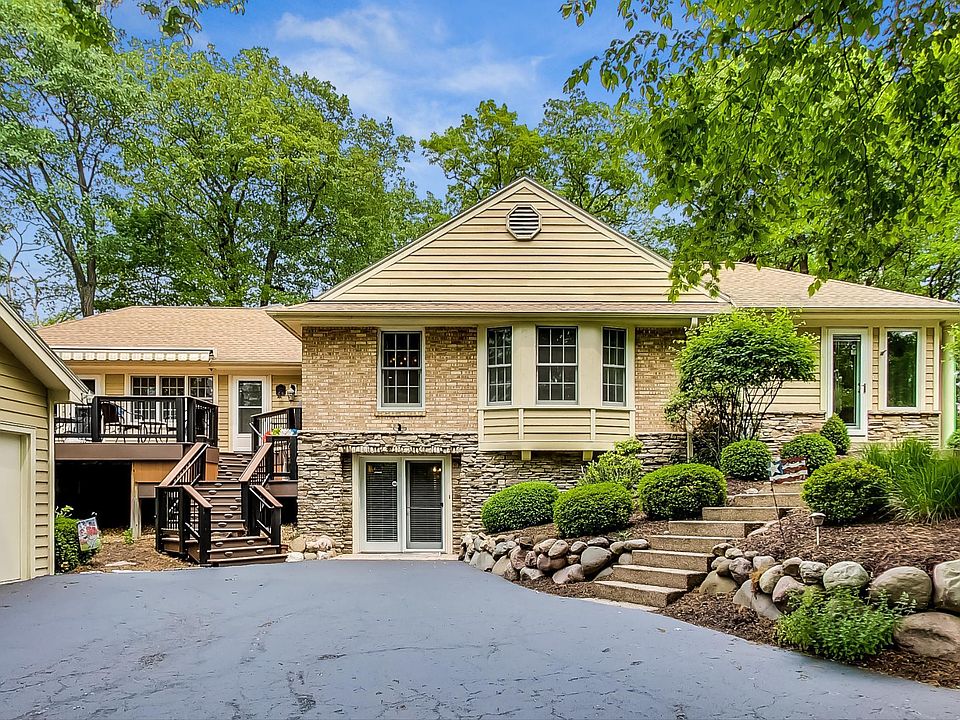 1st image of 876 Sauganash Dr