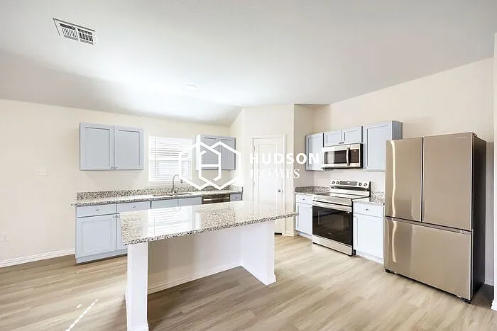 414 Rose Ave — Photo 3