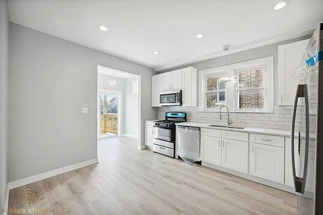 6423 S Knox Ave #1 — Photo 4