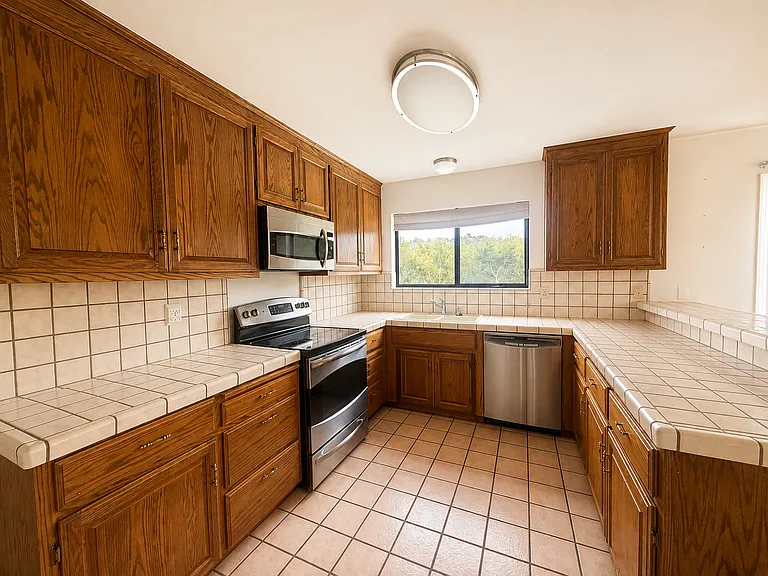13810 Hutchings Ct — Photo 2