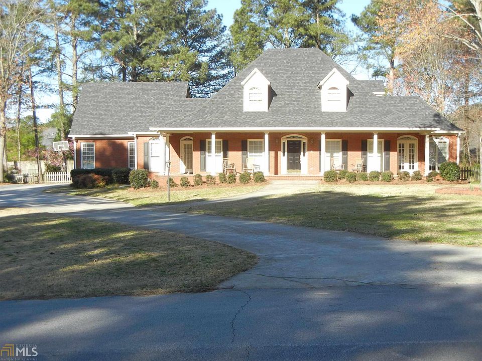 1st image of 221 Three Oaks Dr