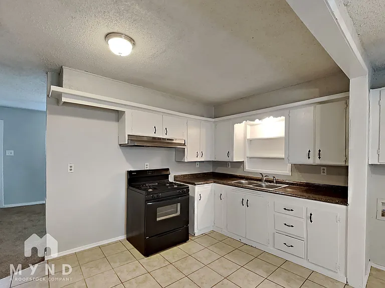 915 Woodrow Rd — Photo 8
