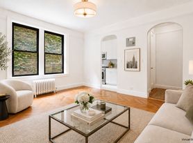 225 W 12th St