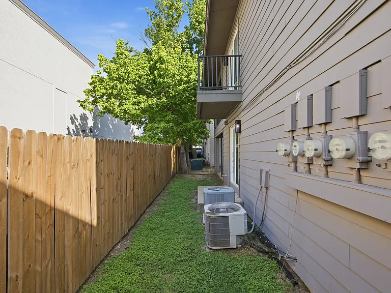 2703 Windswept Cv — Photo 18