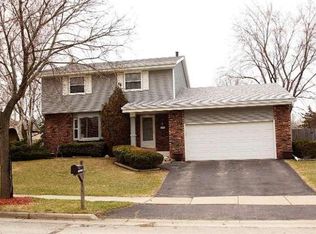 1239 Fox Point Dr, Waukesha, WI 53189