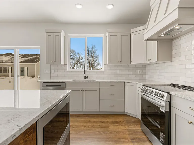 563 S Cutler Ave — Photo 8