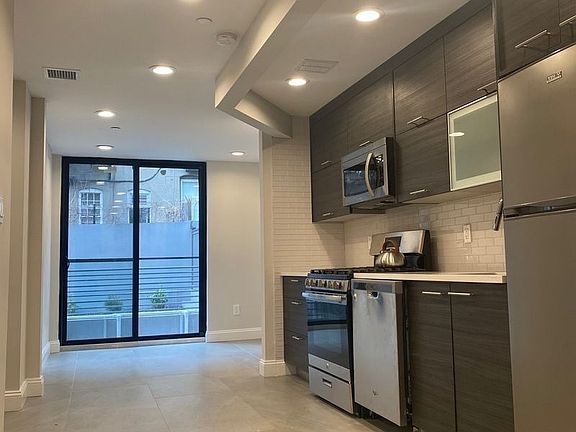 4th image of 168 E 100th St #601