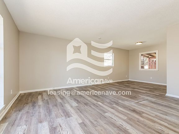 1562792_005_living_room_13631276.jpg