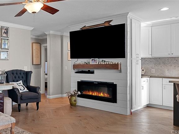 5th image of 220 S Beachwood Dr