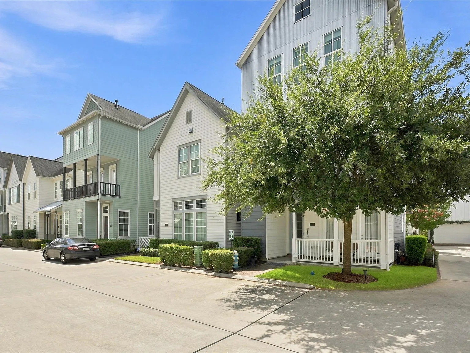 3 bed, 3.5 bath, 2252 sqft, $5,000 — Photo 3