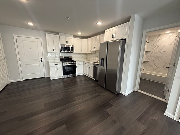 3rd image of 207 Redwood Ave #303