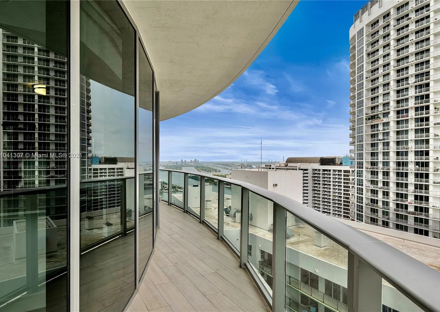 2 bed, 2.5 bath, 1306 sqft, $5,300 — Photo 4