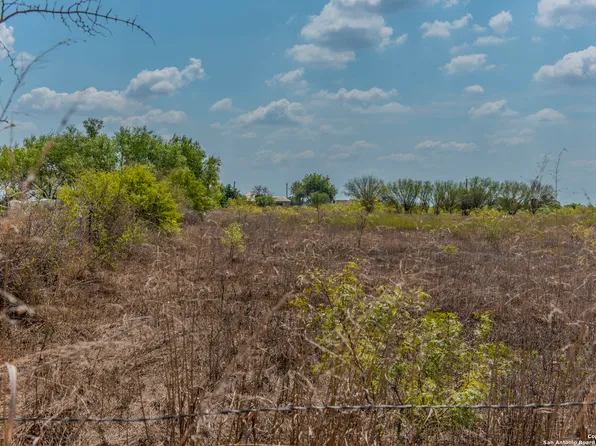 7152 LINNE RD, Seguin, TX 78155