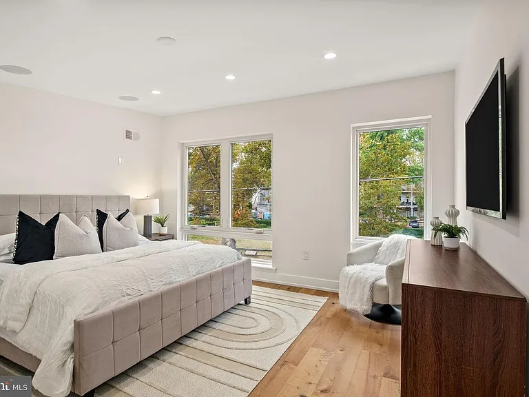 2403 Grays Ferry Ave — Photo 22