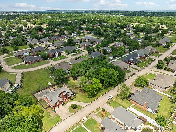 5th image of 10 Edgewood Dr