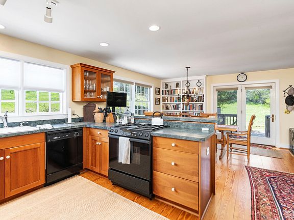 5th image of 1772 Newport Rd