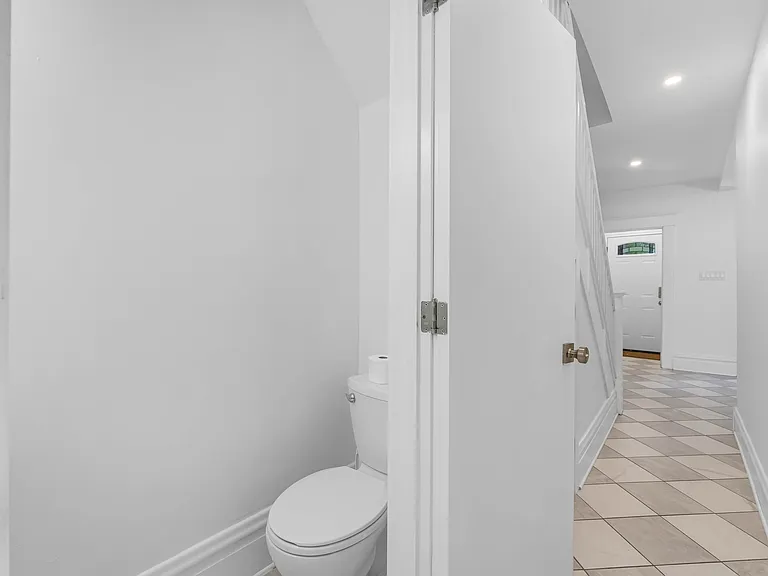 121 Hopewell Ave #B — Photo 44