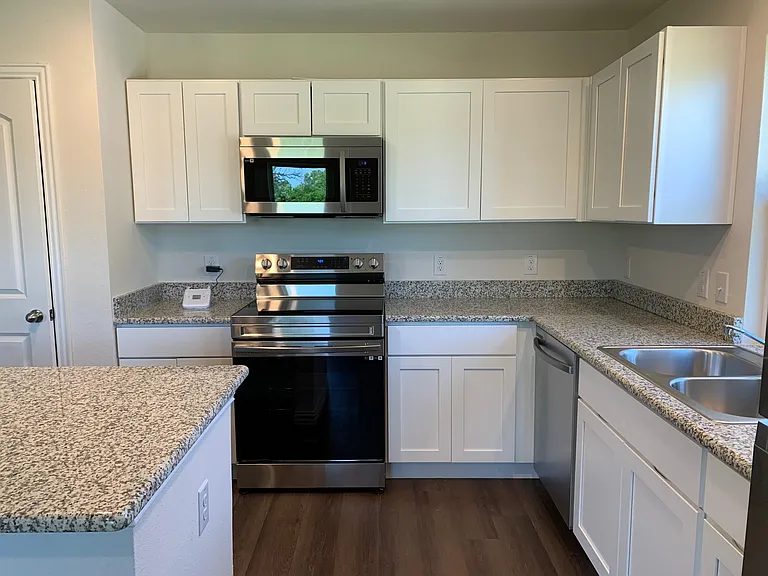 413 E Hull St — Photo 4