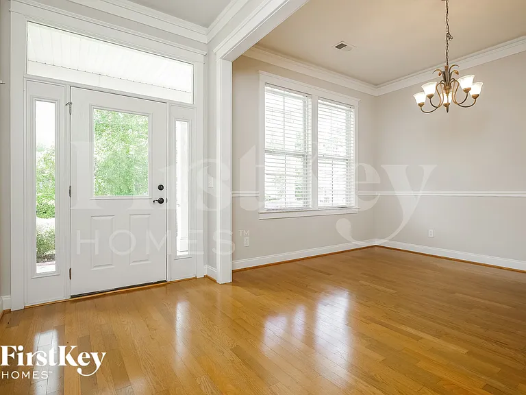 228 Silverwood Ln — Photo 3
