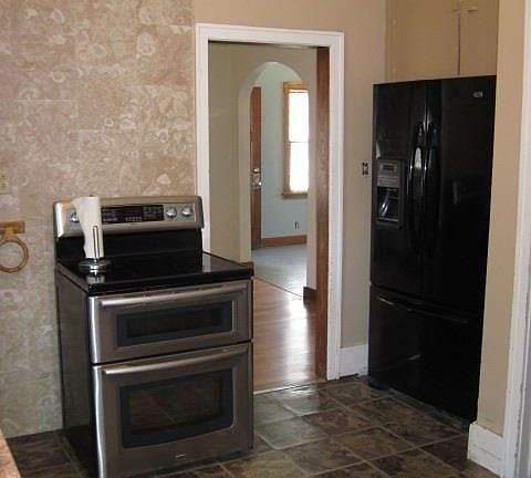5th image of 423 W 22nd St