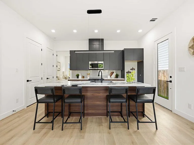 7130 Saint Augustine St #B — Photo 8