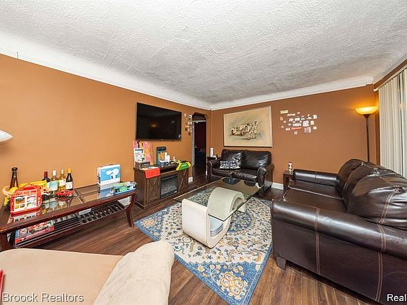 3rd image of 19344 Dwyer St