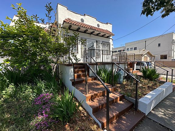 4th image of 1528 3/4 N Alexandria Ave #0