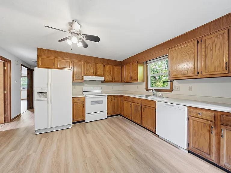 33 Elwood Ave #B — Photo 15