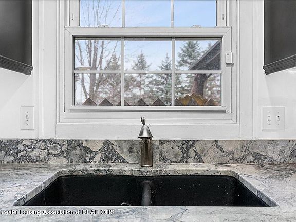 2nd image of 907 Hampshire Dr