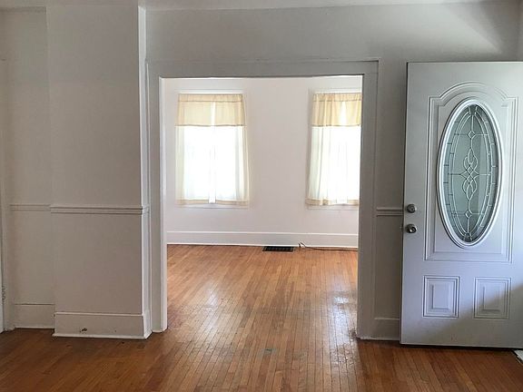 2nd image of 128 Bay St