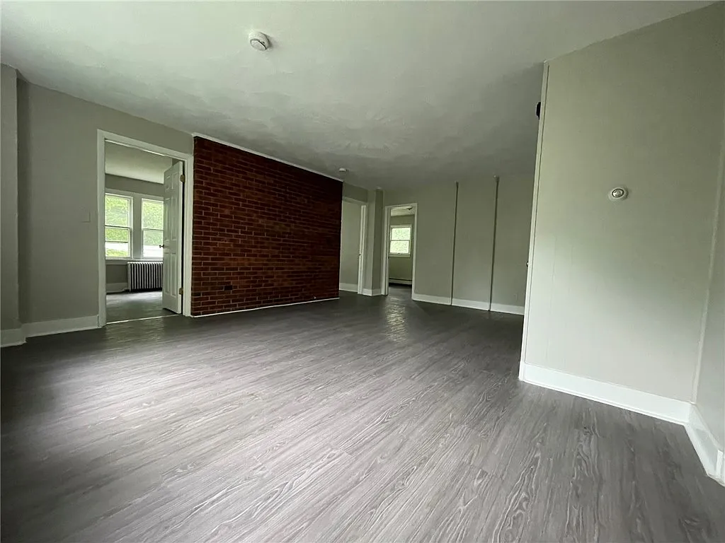 3 bed, 1.0 bath, 5496 sqft, $2,300 — Photo 3