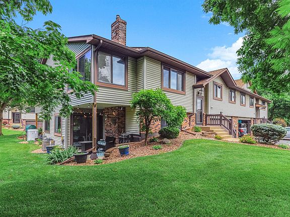 3rd image of 556 Donegal Cir