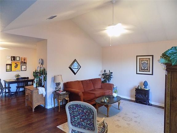 4th image of 210 Salt Creek Dr