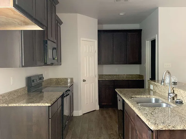 2417 Norway Dr — Photo 4