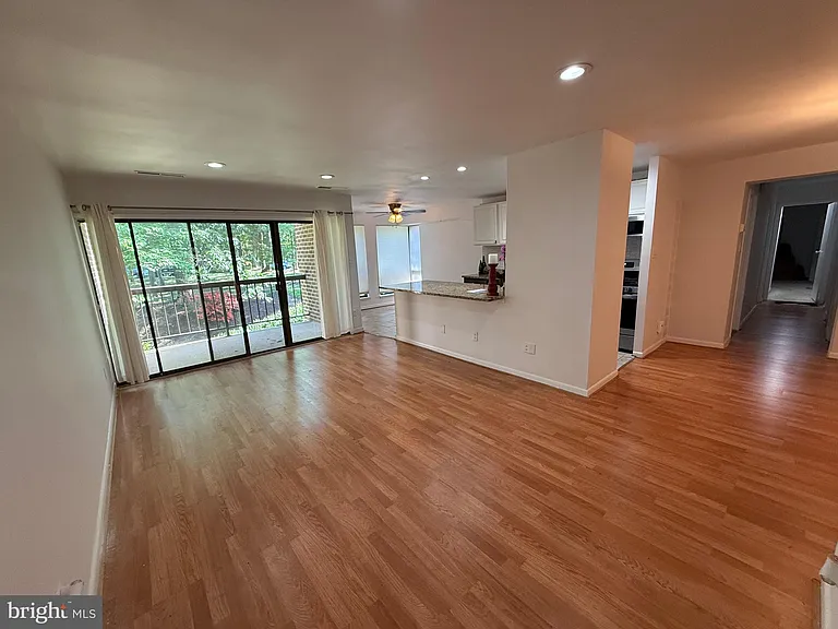 11212 Chestnut Grove Sq #115 — Photo 3