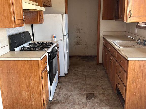 3rd image of 502 E 3rd St