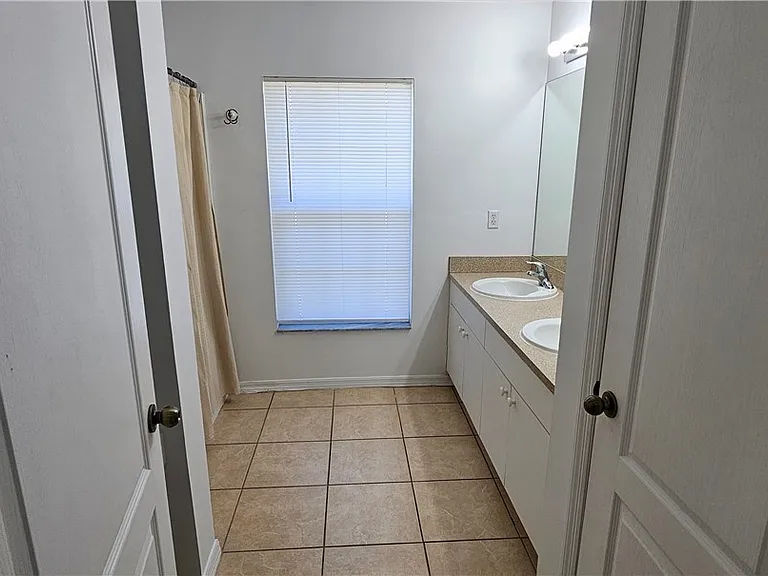 815 Porter St E — Photo 16
